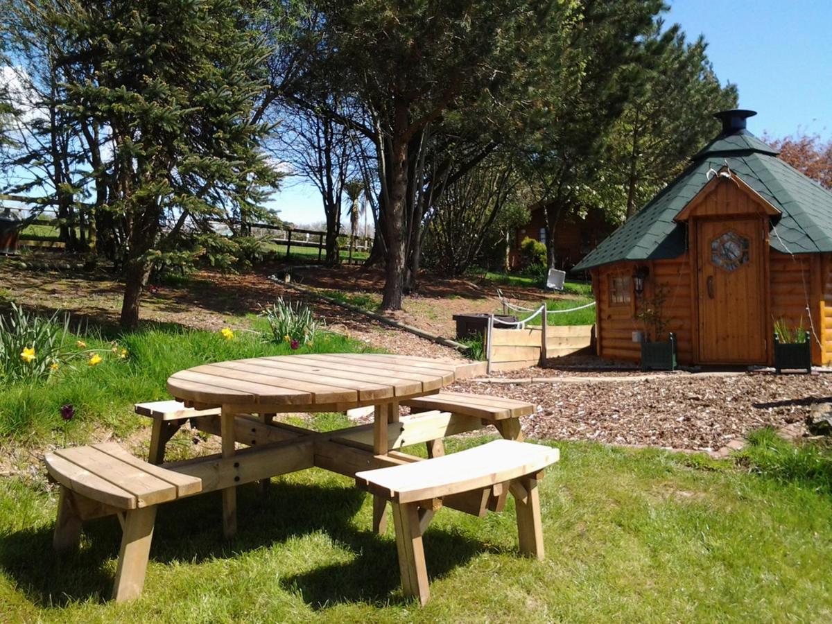 Tudor Lodge With Pool & Bbq Cabin Liskeard Extérieur photo