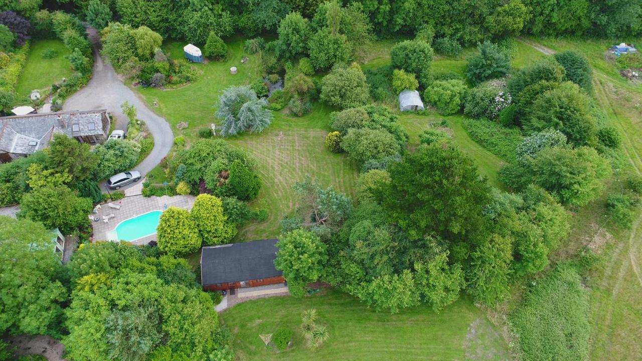 Tudor Lodge With Pool & Bbq Cabin Liskeard Extérieur photo