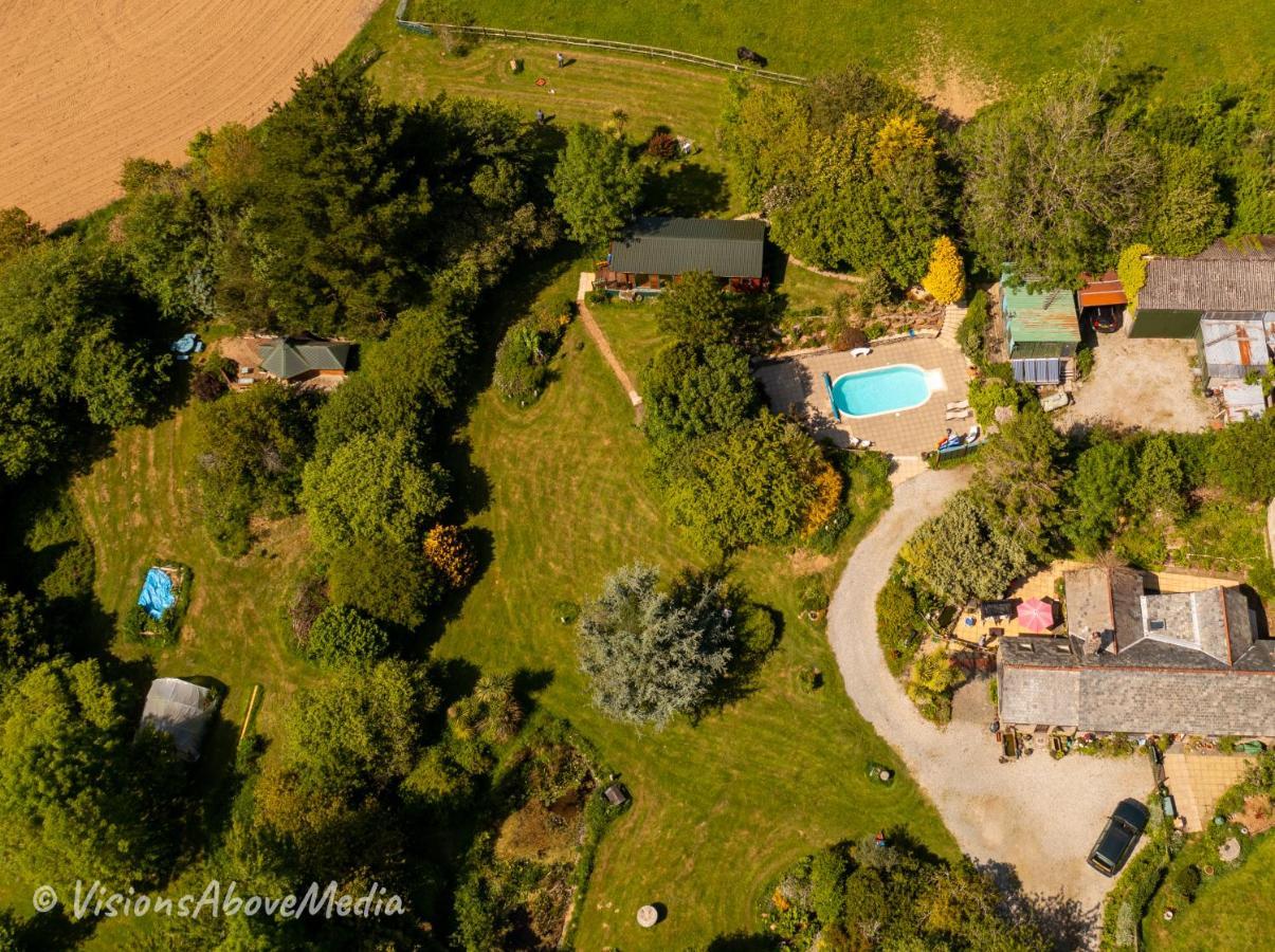 Tudor Lodge With Pool & Bbq Cabin Liskeard Extérieur photo
