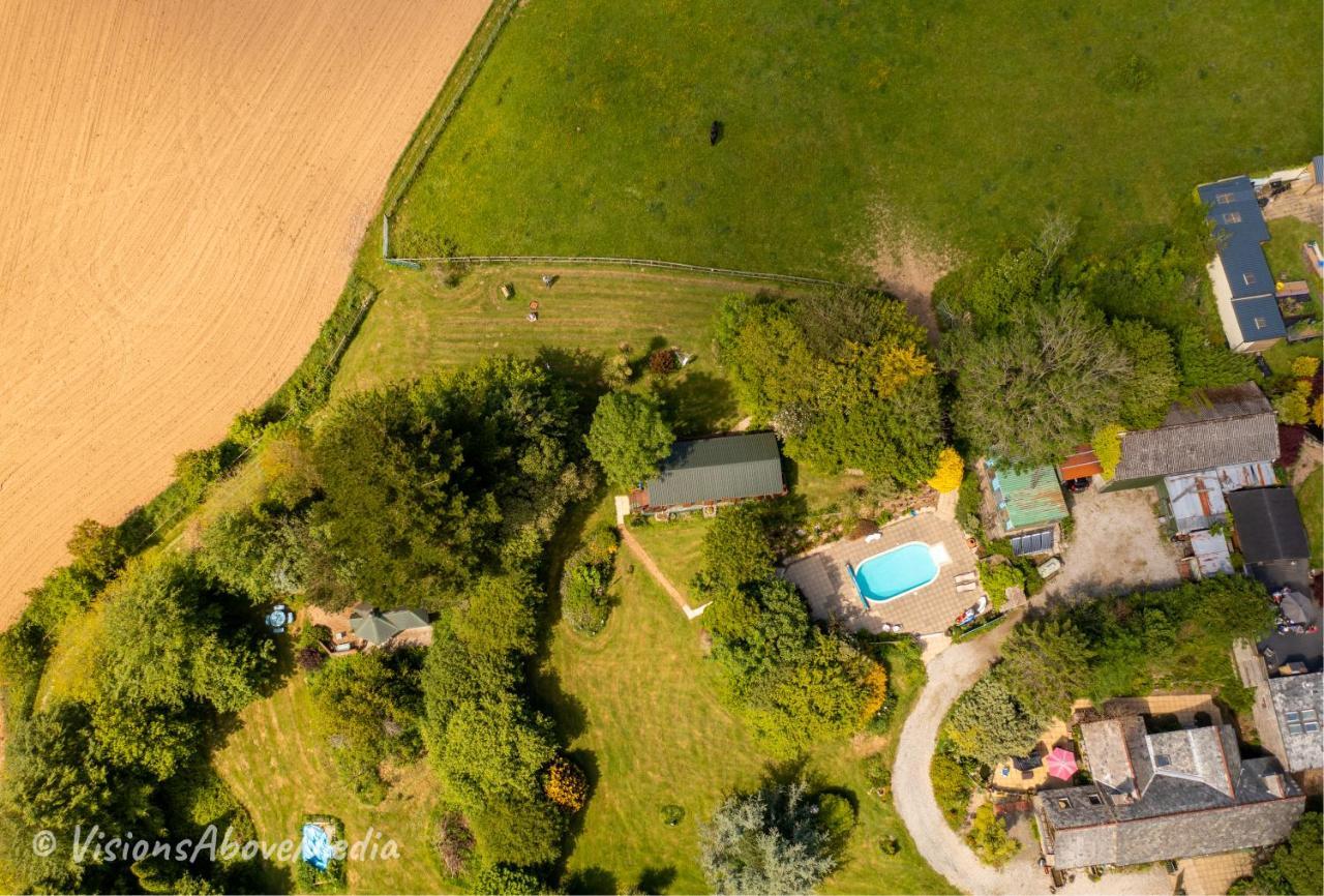 Tudor Lodge With Pool & Bbq Cabin Liskeard Extérieur photo