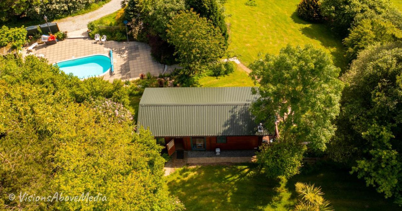 Tudor Lodge With Pool & Bbq Cabin Liskeard Extérieur photo
