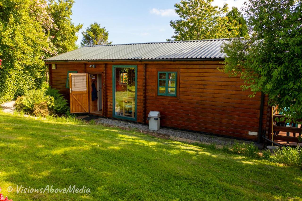 Tudor Lodge With Pool & Bbq Cabin Liskeard Extérieur photo